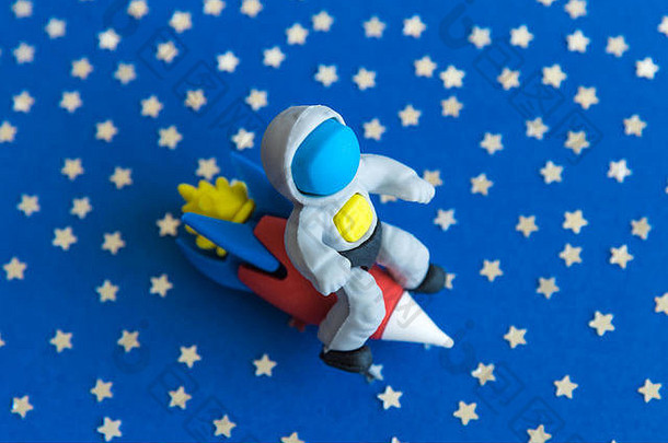 宇航员坐在太空中的火箭上，创造了一个极小的概念。