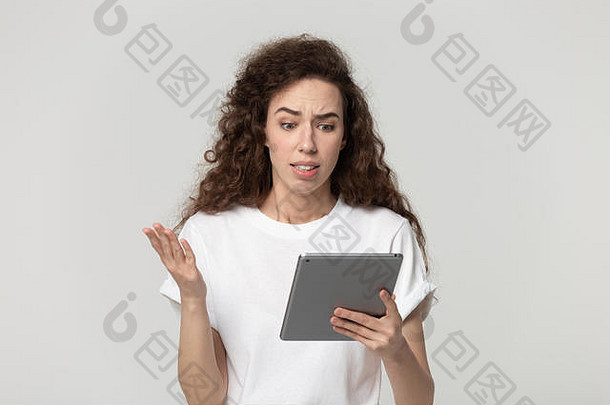 恼怒的女人平板电脑屏幕感觉愤怒的工作室拍摄