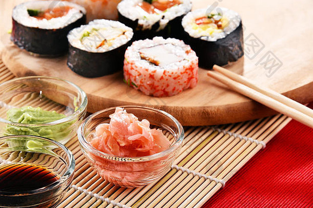 搭配各式寿司卷和香料碗