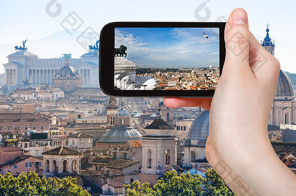 旅游理念-意大利智能手机上的罗马天际线游客照片