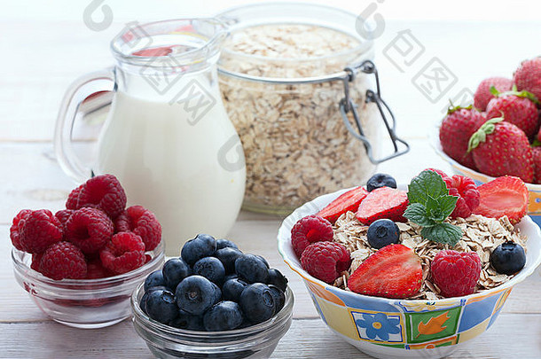 早餐-浆果、水果和白木棍