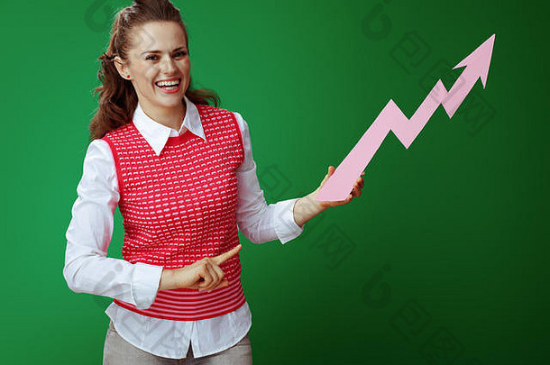 快乐年轻的学生灰色牛仔裤粉红色的无袖衬衫指出不断上升的图形箭头孤立的绿色经济研究