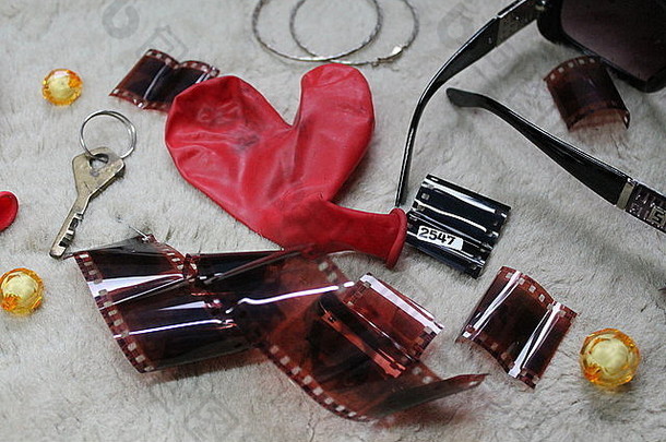 红色气球心，珠子，钥匙，照片幻灯片，眼镜，夏天的记忆