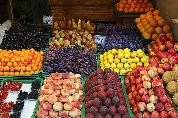 农贸市场摊位上的板条箱水果