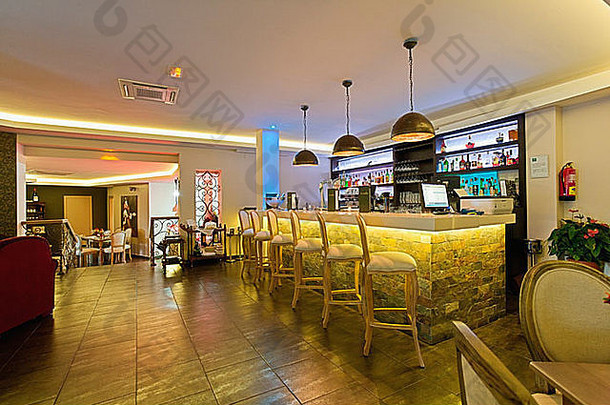 西班牙南部的一家餐厅，檐口周围和酒吧下方有霓虹灯照明