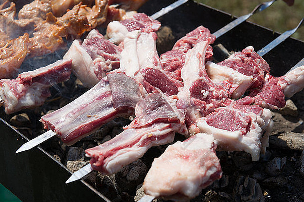 准备传统的烤羊肉排希什烤肉串烤羊肉串肉烟木炭热