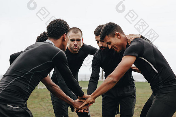 <strong>足球</strong>运动员们手拉手，聚在一起谈论比赛策略。<strong>足球</strong>运动员们手拉手蜷缩成一团向前弯腰。