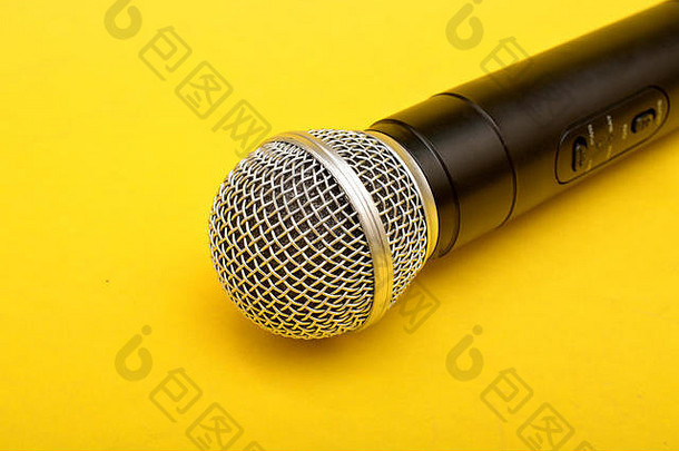 黄色背景上的无线话筒-激励扬声器概念。