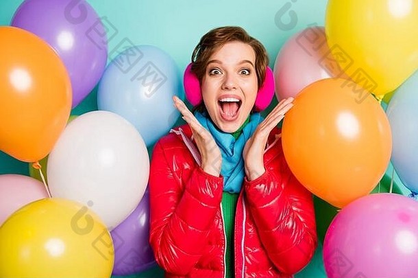 照片疯狂的夫人包围色彩斑斓的空气气球惊喜生日聚会，派对喜乐穿休闲红色的外套围巾跳投粉红色的耳朵涵盖了