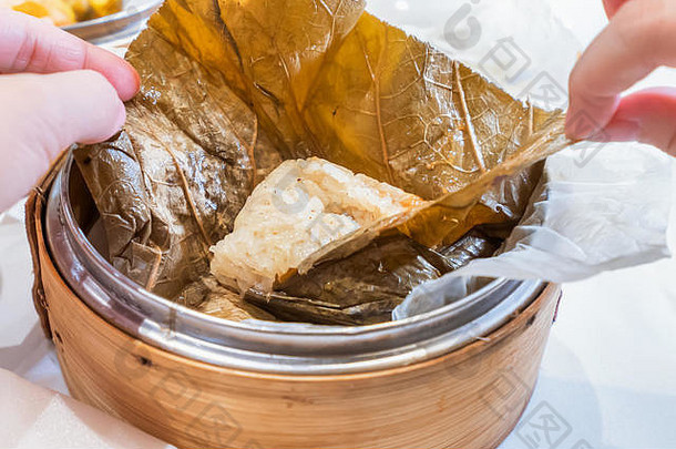 美味的罗麦盖点心，鲜蒸糯米饭，荷叶包在竹叶蒸笼中，香港玉茶餐厅。