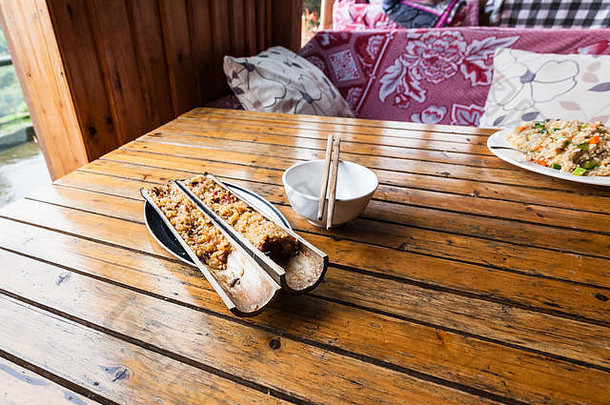 中国之旅-在大寨龙胜梯田（龙脊梯田、龙脊梯田）地区的乡村餐馆，用竹竿做炒饭