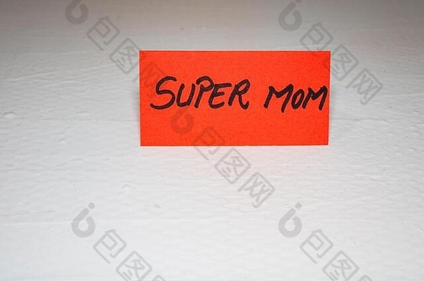 <strong>超级妈妈</strong>写作爱文本<strong>妈妈</strong>。纸标签标签可爱的消息<strong>妈妈</strong>。一天