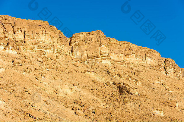 以色列南部内盖夫沙漠拉蒙火山口（Makhtesh）的风蚀岩层