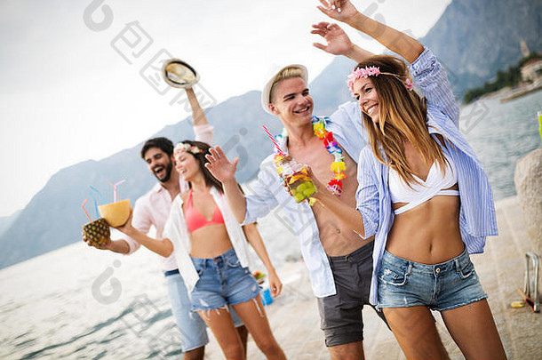 集团朋友享受海滩夏天假期