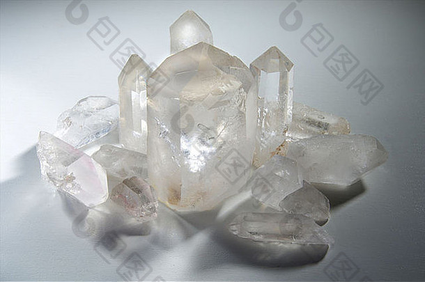 不同尺寸的透明石英晶体在一起