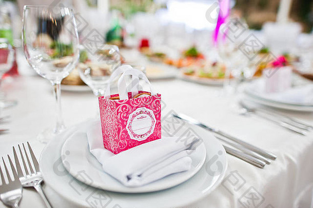 小粉红色的盒子糖果表格菜婚礼客人