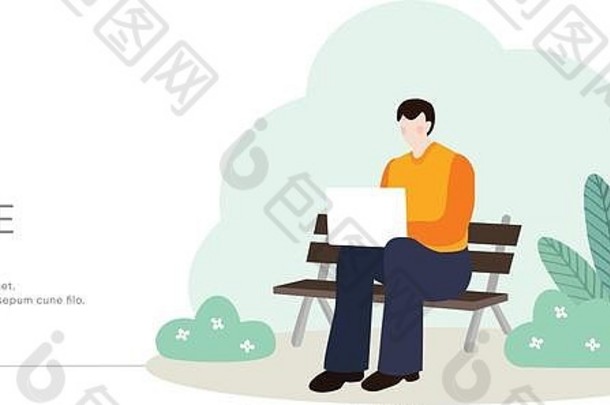这个年轻人坐在公园的长凳上，用笔记本电脑工作。家庭办公室概念。男自由职业者，企业家。现代商业载体