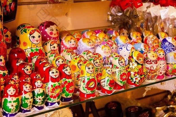 Matryoshka是俄罗斯国家纪念品。俄罗斯木制娃娃matryoshka在<strong>礼品</strong>店<strong>展示</strong>丰富多彩的传统俄罗斯matryoshka。