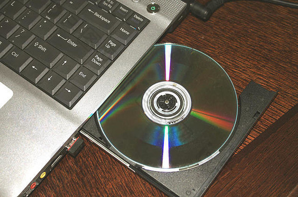 插槽中的dvd磁盘加载驱动器