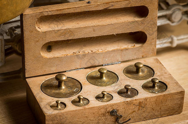 木箱中厨房磅秤用的旧黄铜砝码