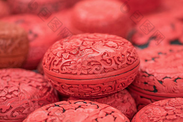 雕刻的蛋形红色盒子，陈列在中国北京潘家园跳蚤市场