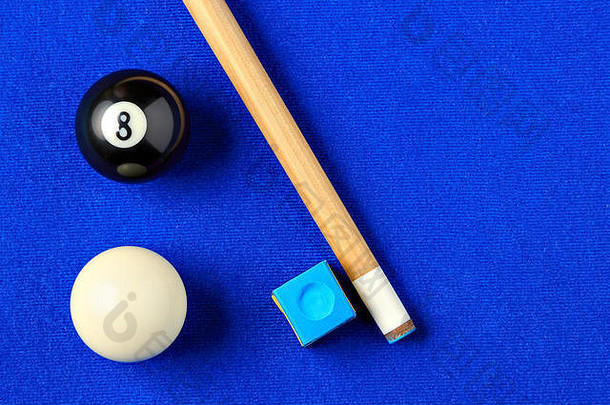 蓝色台球桌上的台球、球杆和粉笔。从上面看。水平图像。