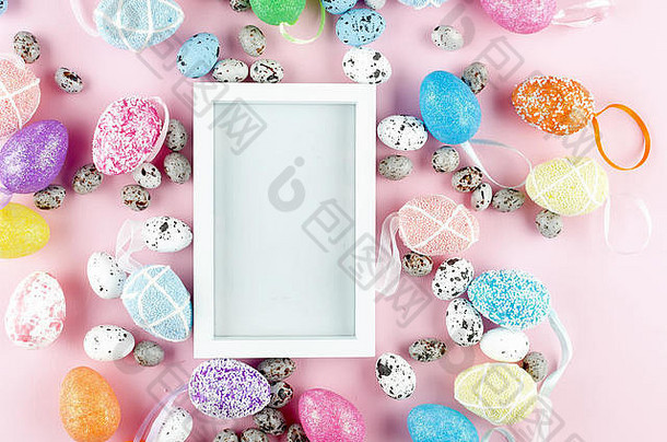 白色空框，浅粉色背景，装饰彩蛋和甜美的复活节糖果，俯视图，空间，复活节贺卡，hol