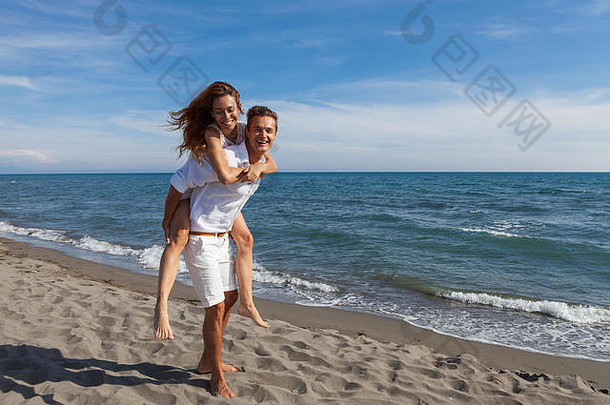 相爱的幸福夫妻在海滩上散步