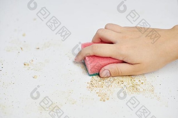 清洁厨房表格粉红色的海绵女人手删除污垢面包面包屑剩饭剩菜家庭家务