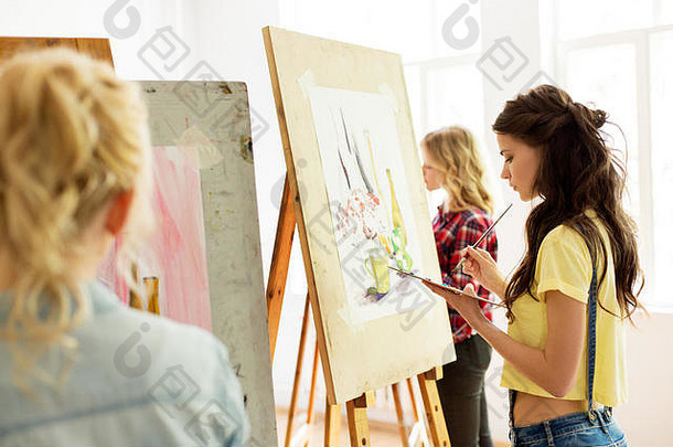 女人画架绘画艺术学校工作室