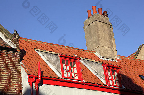 2013年<strong>元旦</strong>，东<strong>约</strong>克郡海岸<strong>惠</strong>特比，明亮的蓝色天空衬托下鲜红的屋顶瓷砖