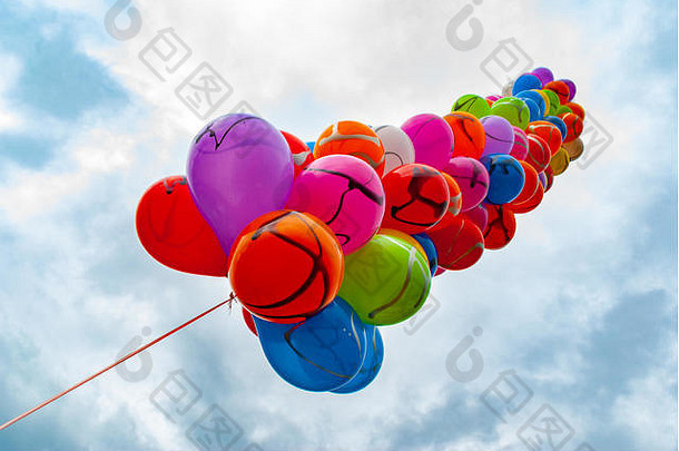 天空中五颜六色的<strong>气球</strong>。节日或假日。