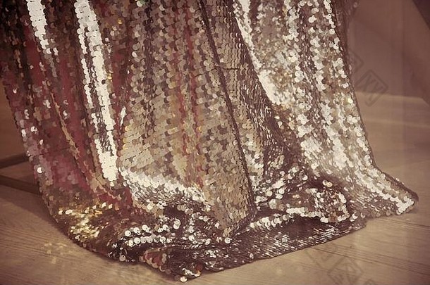 红地毯礼服羽毛。奢华<strong>金色质感</strong>的珍贵外观亮片窗帘。时装秀上金光闪闪的折叠金属织物