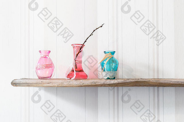 柔和的彩色的玻璃花瓶开花了分支站木