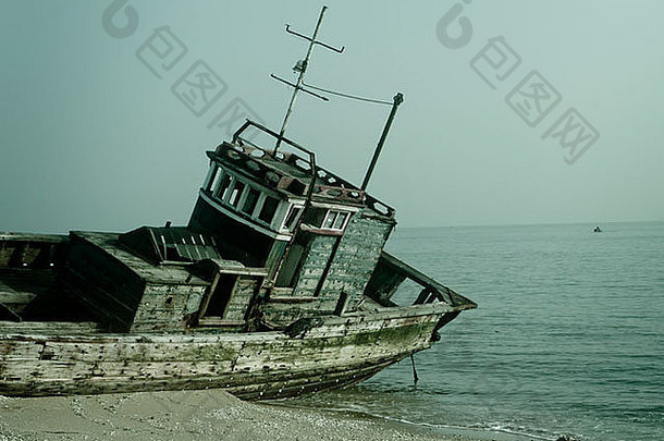 生锈的船在海滩搁浅了