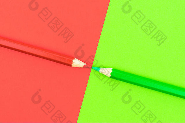绿色和红色<strong>铅笔</strong>和纸，抽象对比概念图像