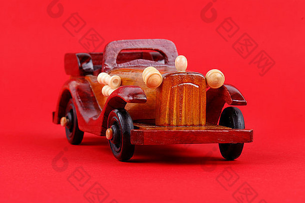 玩具车使木红色的