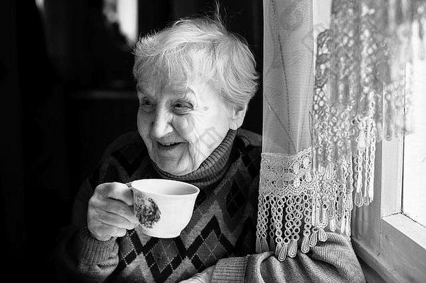 上了年纪的女人喝<strong>茶</strong>黑色的白色照片