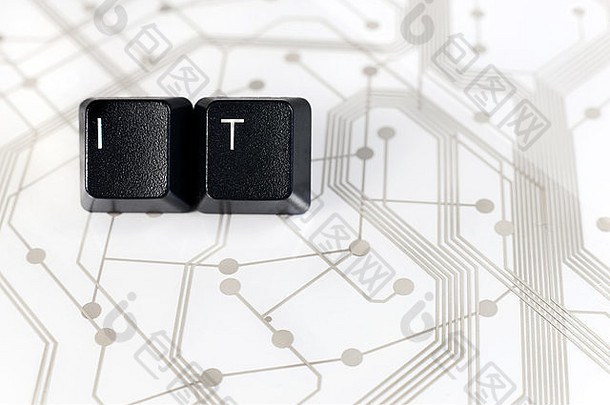 IT帮助台-白色电路板背景上的两个带字母I和T的黑色键盘键