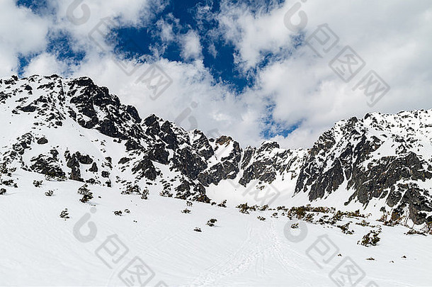 冬日的山景令人振奋，塔特拉山脉的山谷。波兰晴朗蓝天上的山脊。
