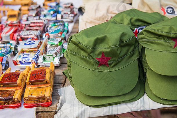 古巴Vinales Calle Salvador Cisneros主街风景路路边旅游纪念品卡其帽红星铁皮汽车玩具