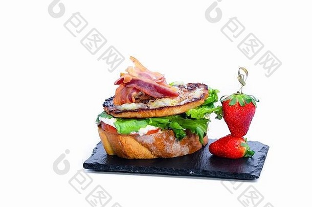 关闭美味的开放三明治各种各样的肉蔬菜奶酪新鲜的草莓黑暗板光背景略