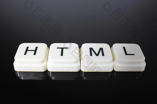 HTML文本单词标题标题标签封面背景。黑色反光背景上的字母玩具块。按字母顺序排列的白色字母。镜子桌上有文字的白色教育玩具块。