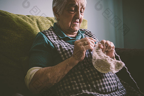 在家里<strong>做针线</strong>活的老妇人。老太太很高兴。