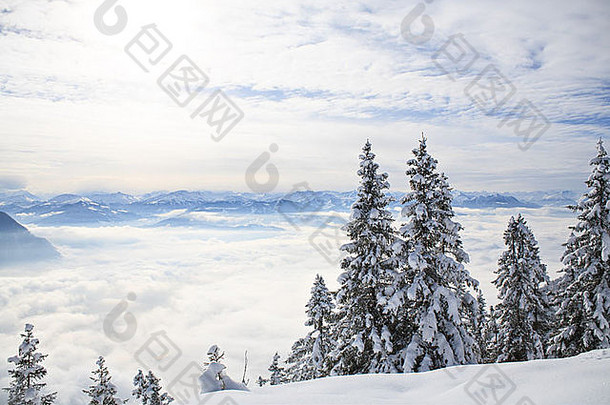 位于欧洲奥地利库夫斯坦的蒂尔西附近阿尔卑斯山施尼贝格山上的吊坠点。