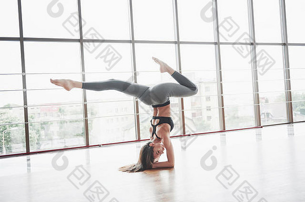 体育体育女人瑜伽类伸展运动腿大窗口