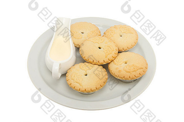 冬青在盘子上装饰着肉馅馅饼，盘子里有一罐奶油，奶油与白色隔离