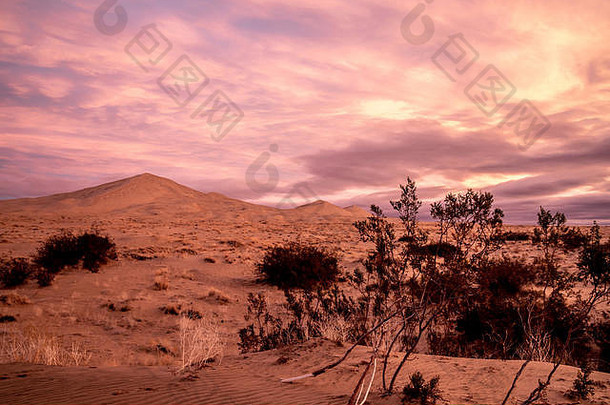 加利福尼亚州莫哈韦国家保护区凯尔索沙丘沙丘上反射的红光天空