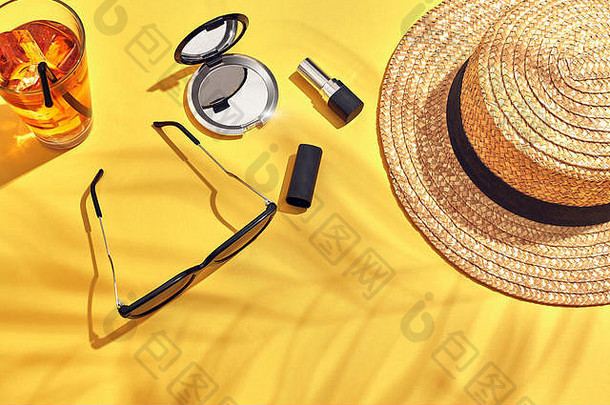草滩女帽，杯内加冰饮料，黄色底色太阳眼镜，棕榈叶阴影。