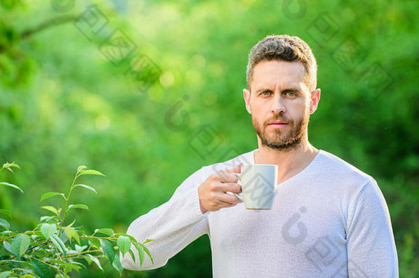 早餐点心<strong>时间</strong>喝茶户外早....咖啡健康的生活方式自然健康生态生活男人。男人。绿色森林成熟的男人。杯茶早....共鸣